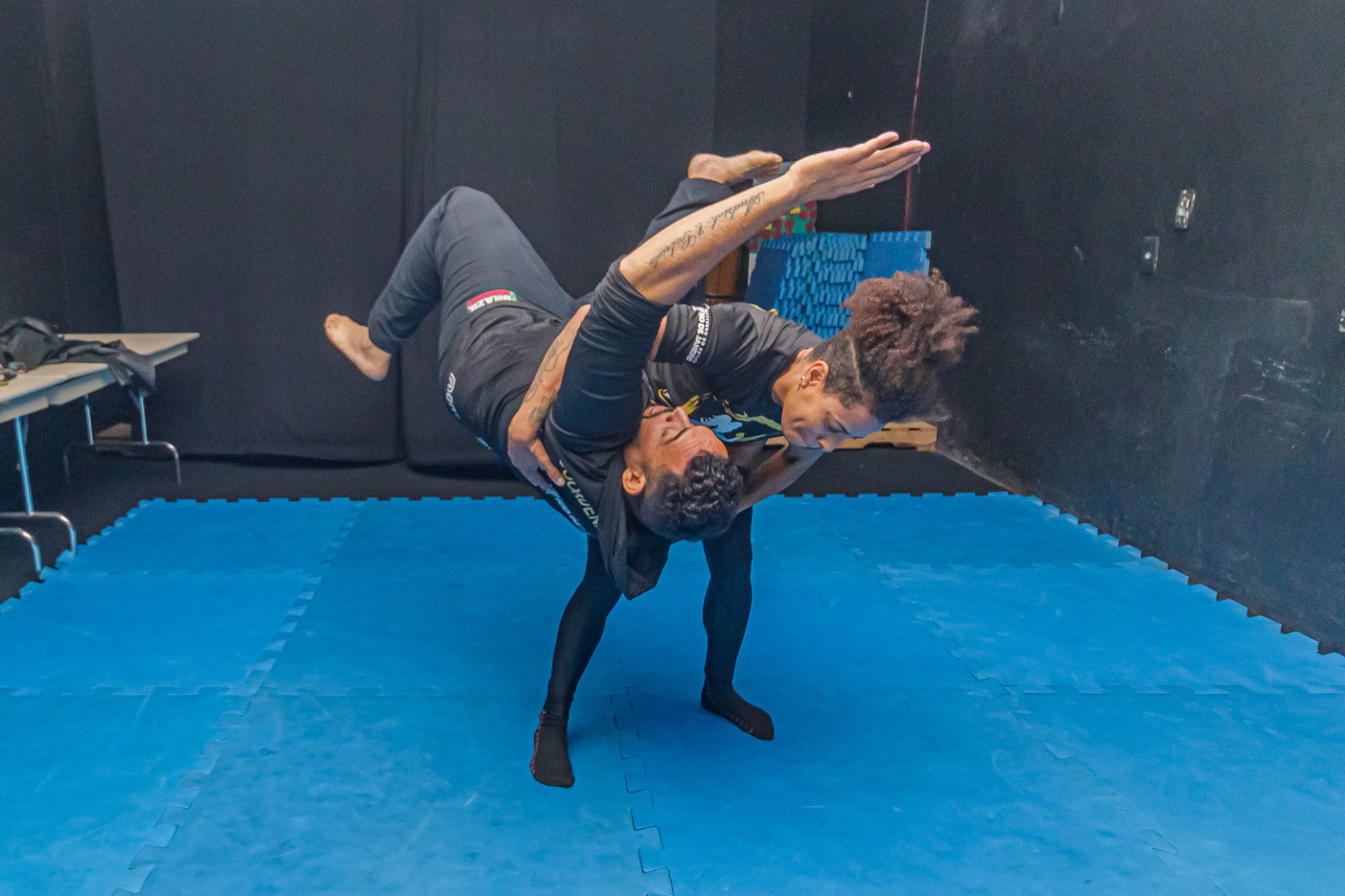 Professora aplica tecnica de Defesa Pessoal em voluntário para demonstração 