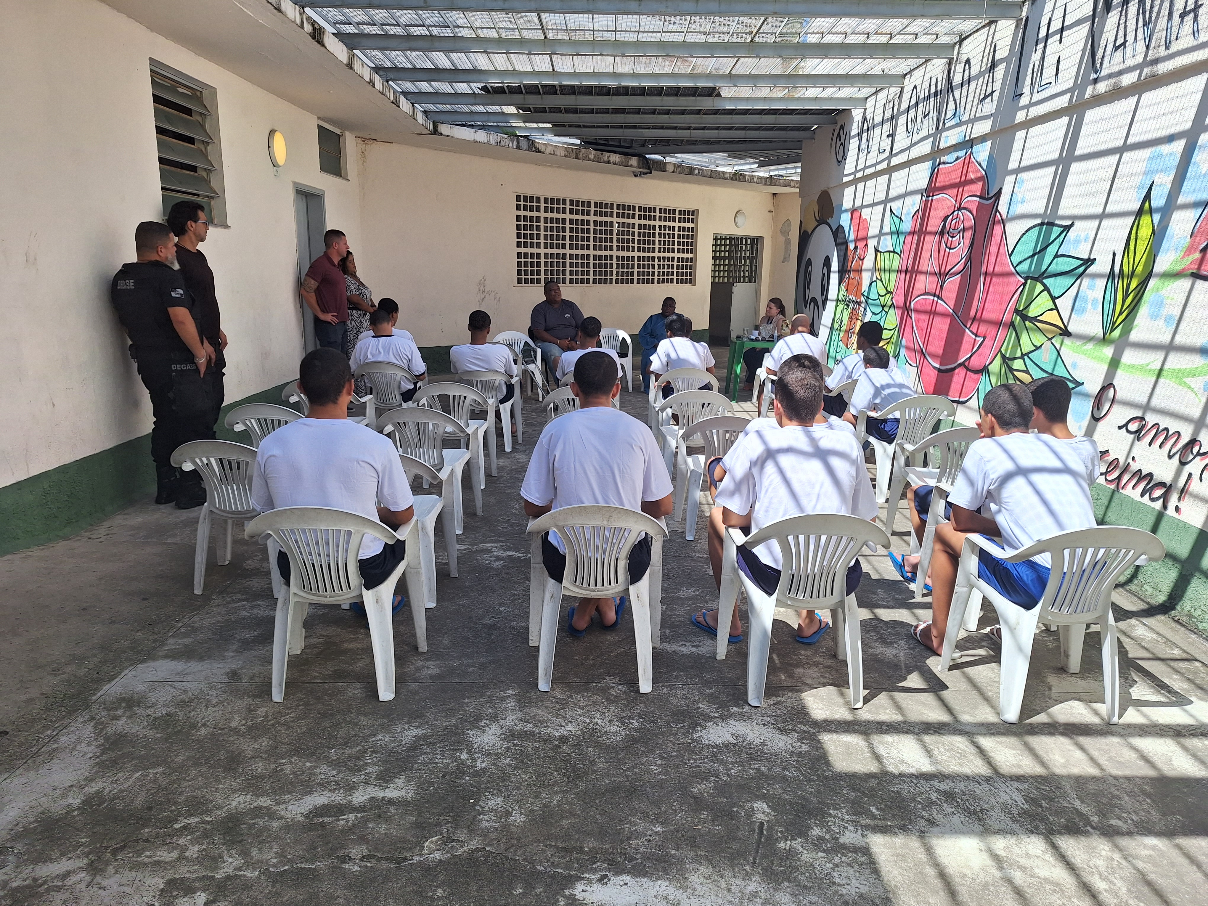 Egresso realiza palestra para socioeducandos no Cense Volta Redonda 