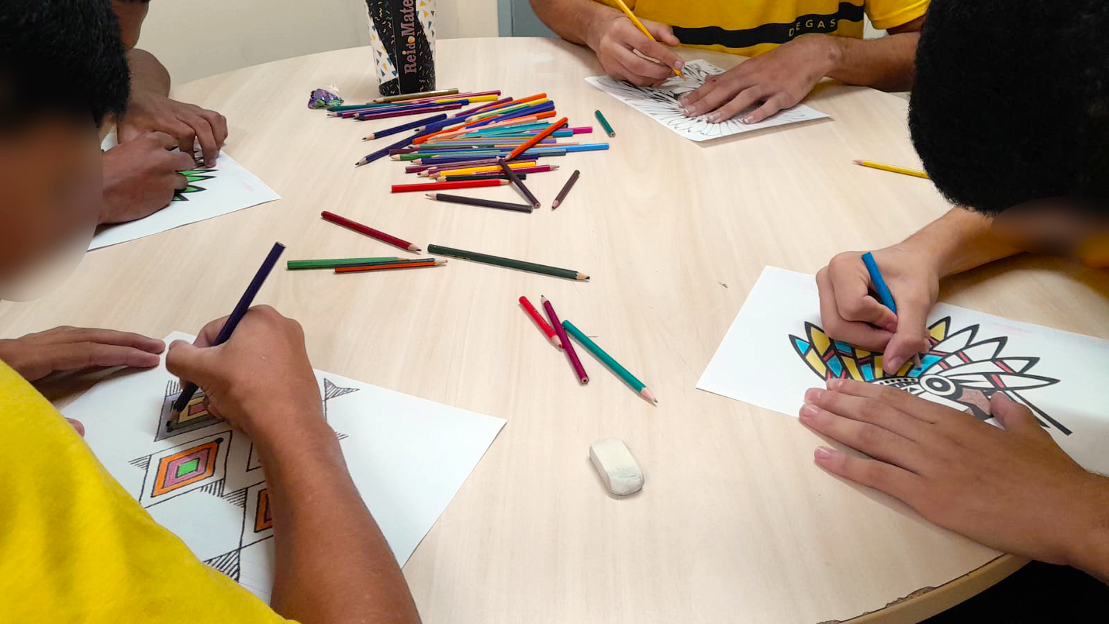 Socioeducandos realizam pinturas relacionadas a símbolos da cultura indígena