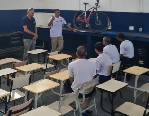 Curso profissionalizante de manutenção de bicicletas é iniciado no Degase