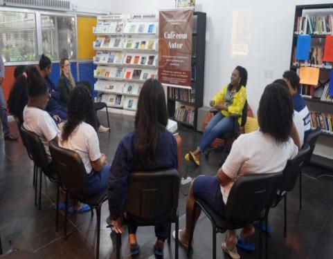 cafe com autor Dayse Marcello