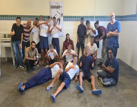 Socioeducandos do Cense GCA com equipe do espetáculo 