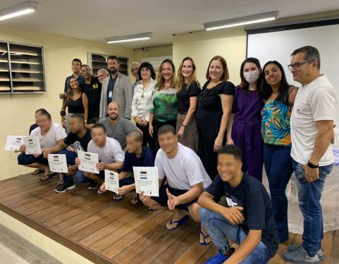 Alunos e equipe com os diplomas na formatura