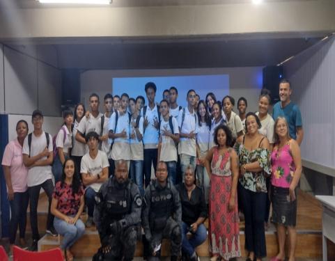 Turma do CIEP com os agentes do GAR