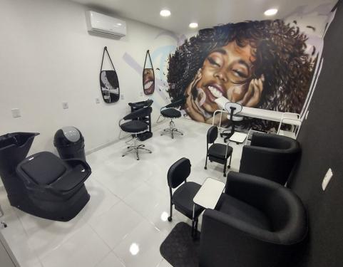 Unidade feminina conta agora com estrutura especial para oferecer cursos profissionalizantes na área da beleza e estética  O Departamento Geral de Ações Socioeducativas do Estado do Rio de Janeiro (Degase), veiculado à Secretaria de Estado de Educação (Seeduc), inaugurou na tarde desta terça-feira (3), o primeiro Salão Escola localizado dentro de uma unidade socioeducativa do órgão, no Centro de Socioeducação Professor Antônio Carlos Gomes da Costa (Cense PACGC), unidade feminina de internação e internação 