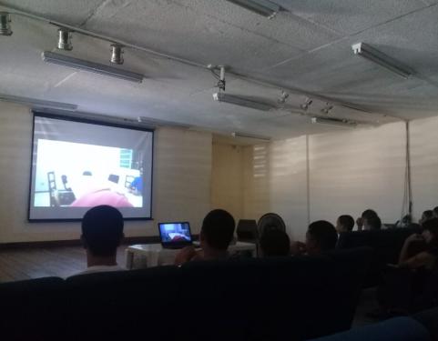 Adolescentes do CAI Baixada assistindo o documentário