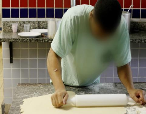 adolescente abrindo massa de pizza