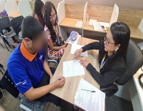 Jovem assinando contrato 