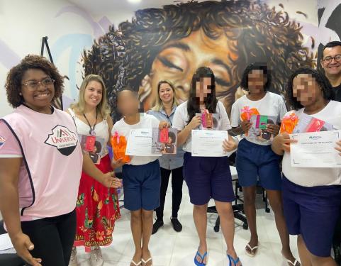 Degase realiza formatura de jovens em curso de cabeleireiro