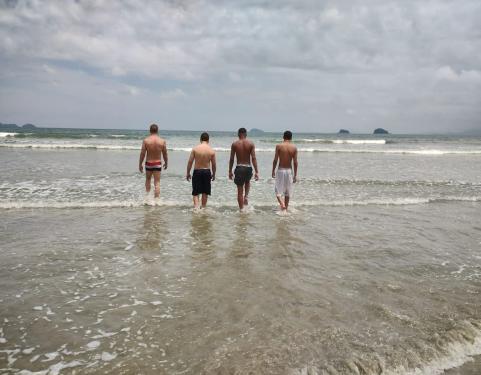 Projeto oferece atividade de surf em Ubatuba para socioeducandos 