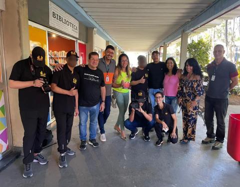 Socioeducandos do CAI Baixada visitam sede da TV Degase