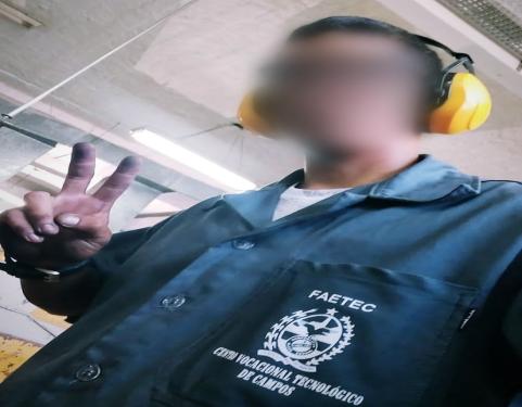 Jovem com uniforme da Faetec durante curso de Caldeiraria 