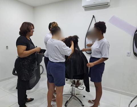 Meninas no Salão-Escola, durante aula do curso de Cabeleireiro
