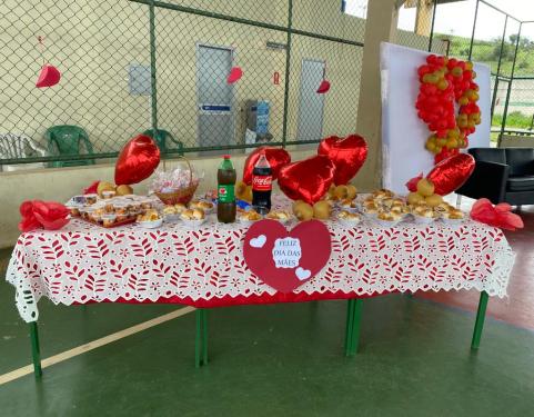 Mesa da comemoração na quadra da unidade