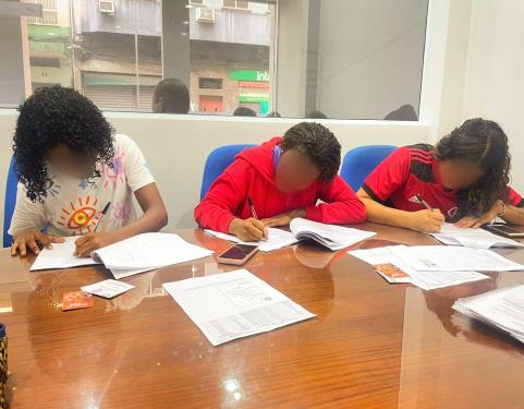 Meninas assinando contratação 