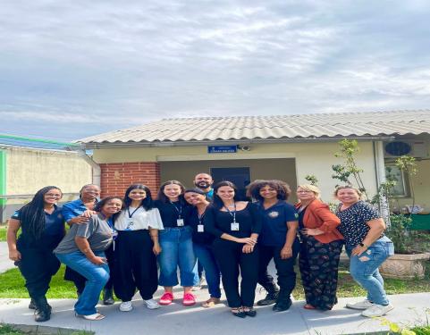 Equipe de profissionais no pátio do Criaad Galeão 