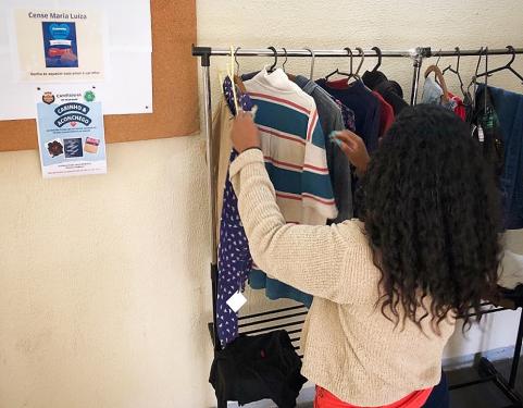 Agasalhos sendo entregues no Cense Maria Luiza