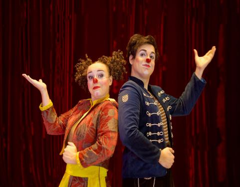 Palhaços no espetáculo do Unicirco