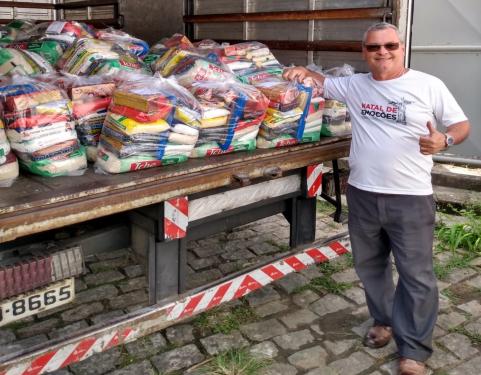 Degase entrega cestas de alimentos arrecadados em campanha de Natal