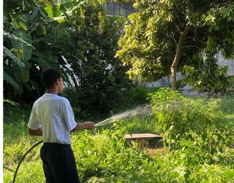 Socioeducando regando as plantas no Cense Maria Luiza