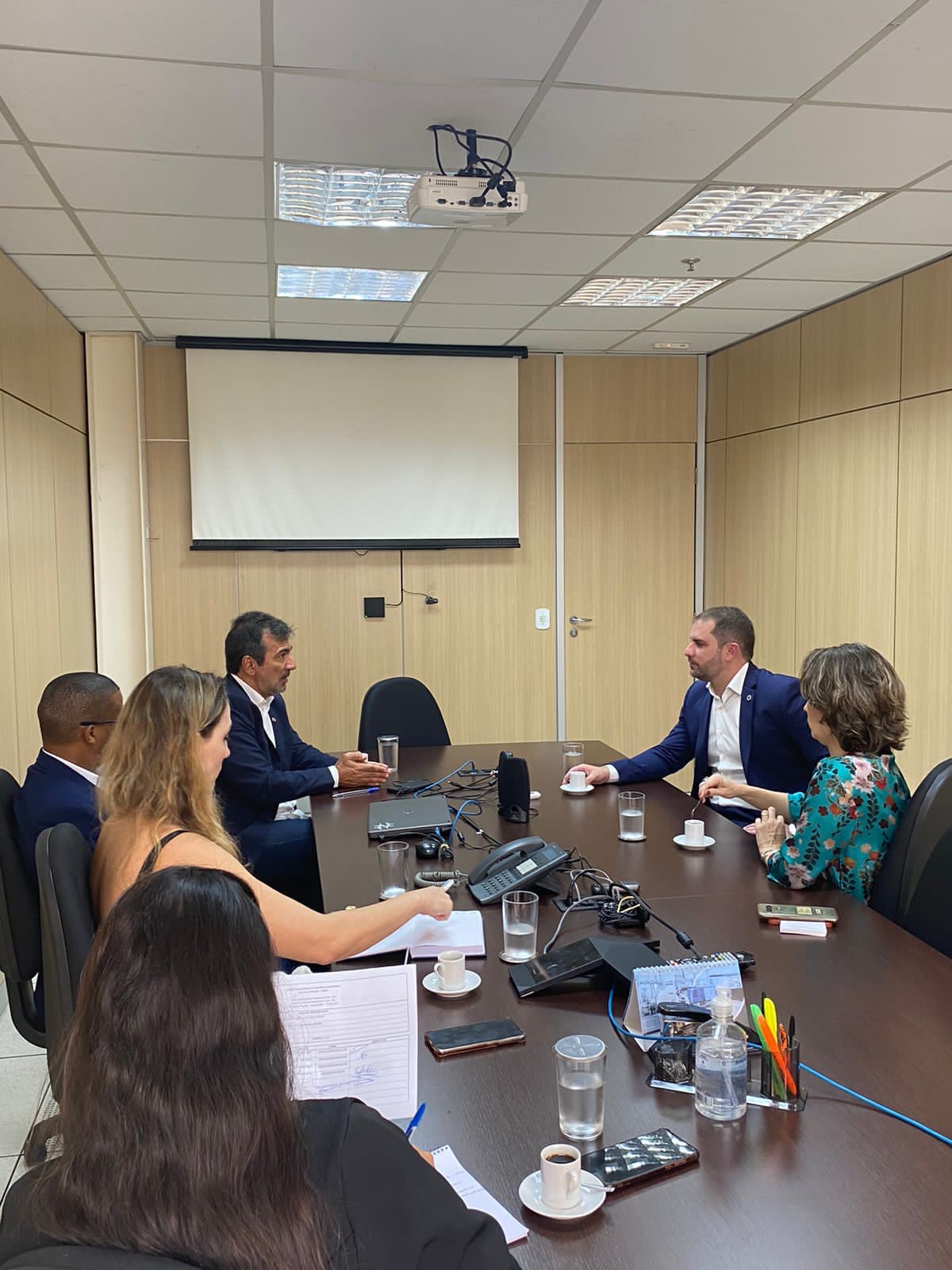 Secretário de Desenvolvimento Econômico debate concorrência desleal de produtos importados com diretores da Anvisa