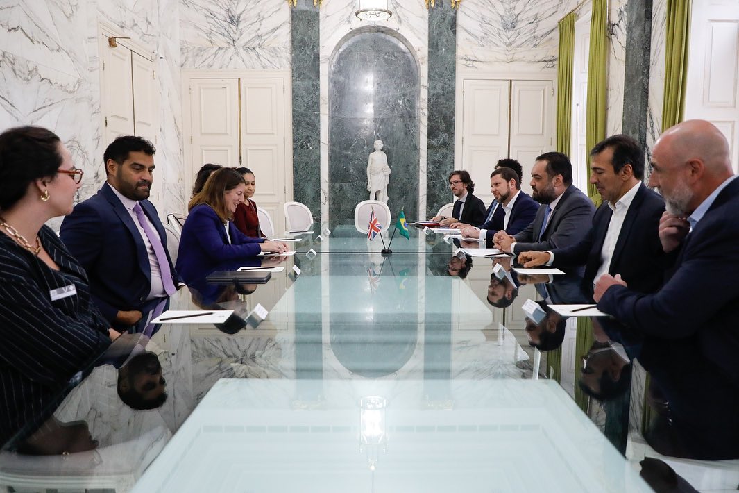 Secretário Vinicius Farah acompanha Cláudio Castro na recepção à embaixadora do Reino Unido