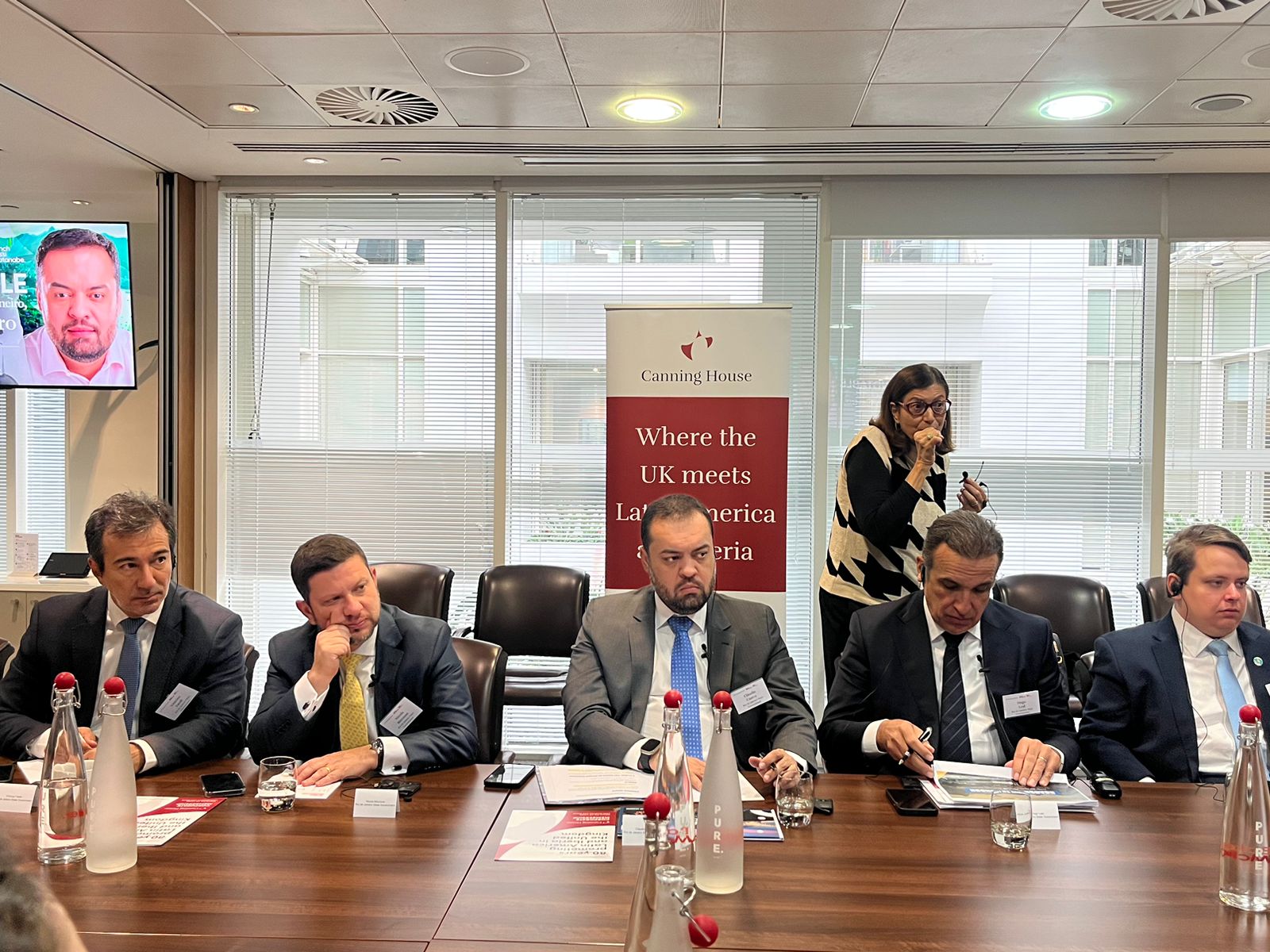 Secretário Vinicius Farah e governador Cláudio Castro participam de rodada de negócios com investidores na Inglaterra