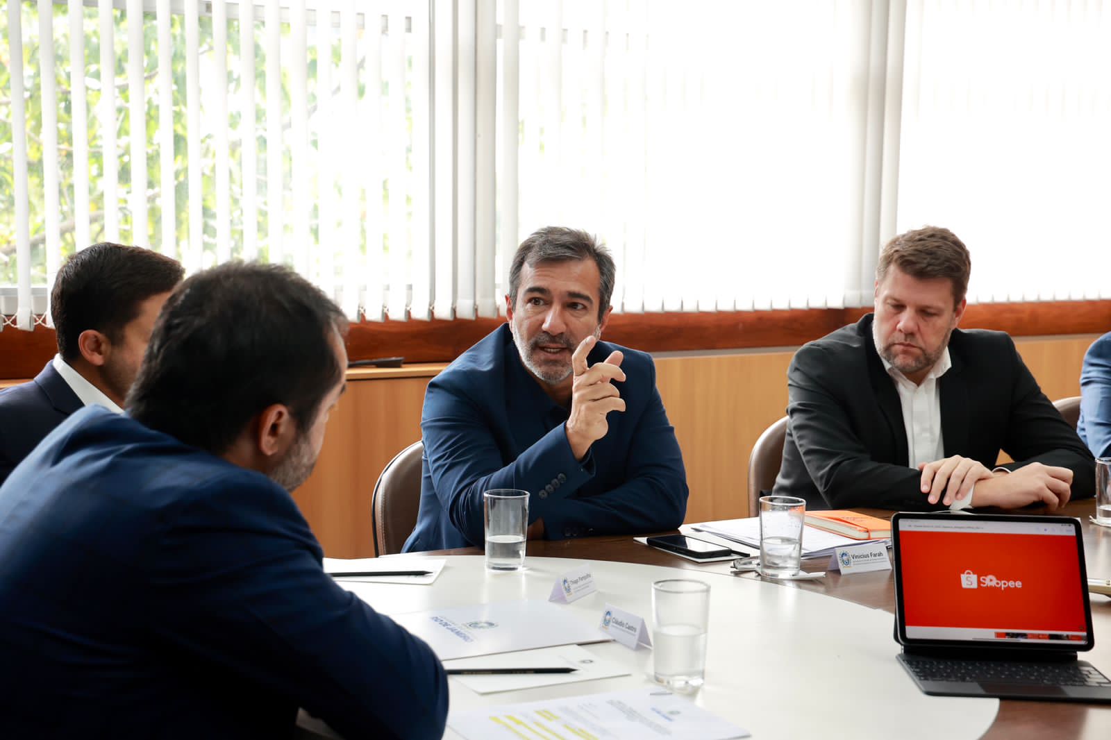 Governador Cláudio Castro e secretário Vinicius Farah recebem representantes da Shopee