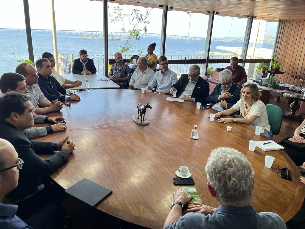 Representantes do governo participam de reunião para debater mecanismos de incentivo para cultivo de soja