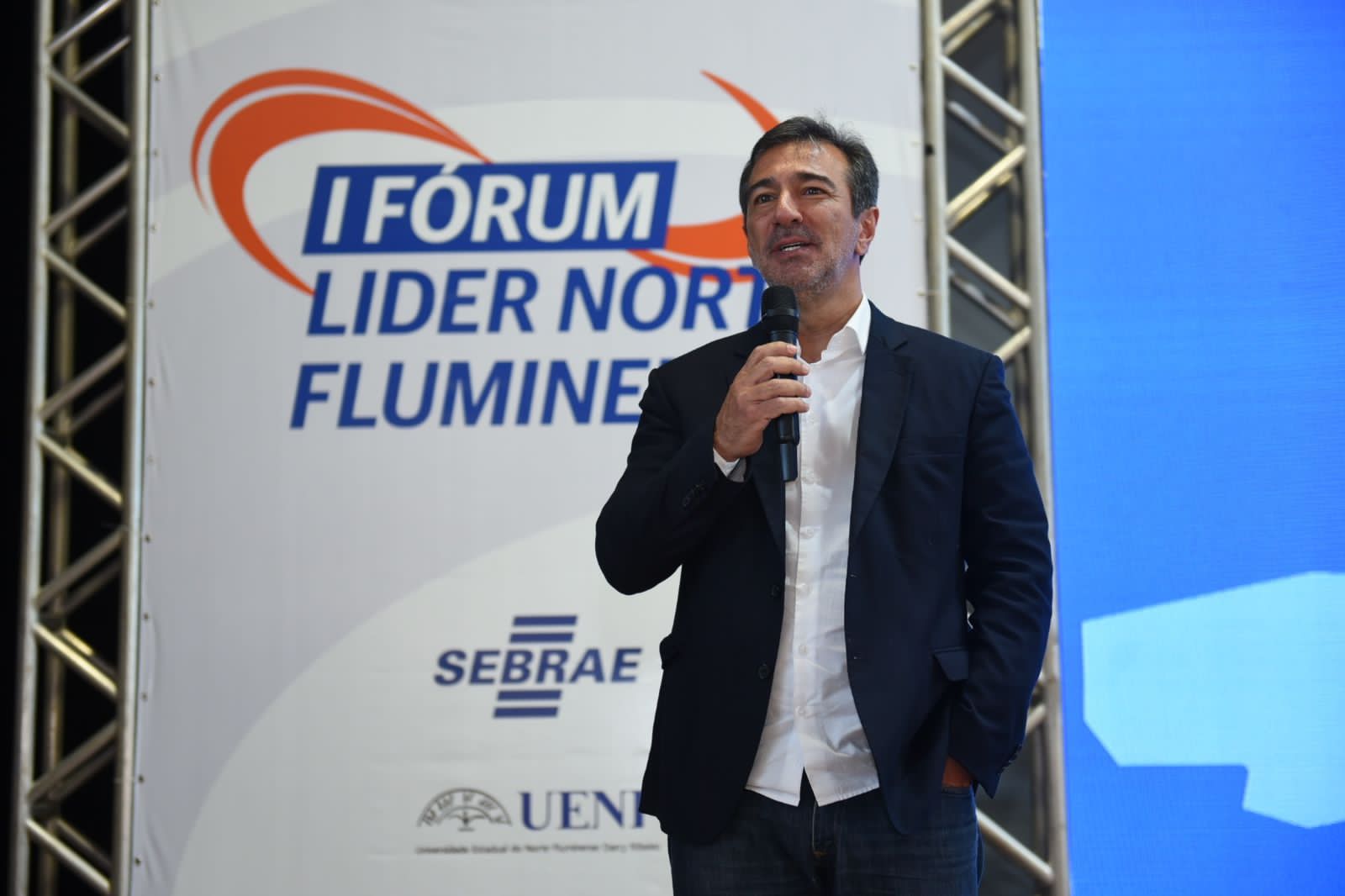 A agenda para fortalecer todas as regiões do estado segue a todo vapor! O secretário Vinicius Farah participou do I Fórum Líder Norte Fluminense, na cidade de Campos. 	 No evento, prefeitos das cidades de Campos dos Goytacazes, Carapebus, Cardoso Moreira, Conceição de Macabu, Macaé, Quissamã, São Fidelis, São Francisco de Itabapoana e São João da Barra, além de líderes empresariais, trocaram experiências e ações para movimentar a economia da região.