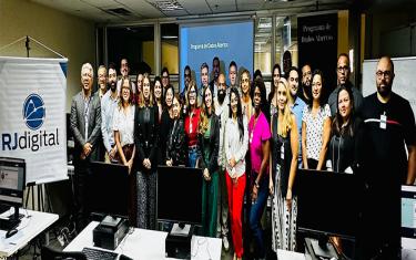 A Secretaria de Estado de Transformação Digital (SETD), a Controladoria-Geral do Estado (CGE-RJ) e o PRODERJ realizaram, nesta quarta-feira (31), um treinamento presencial com foco na catalogação e publicação de informações no Portal de Dados Abertos do Estado. Esse é mais um encontro com o objetivo de avançar na discussão e disponibilizar à sociedade fluminense o acesso aos dados públicos da administração direta e indireta do Poder Executivo estadual.  Durante o treinamento, que contou com a presença de re