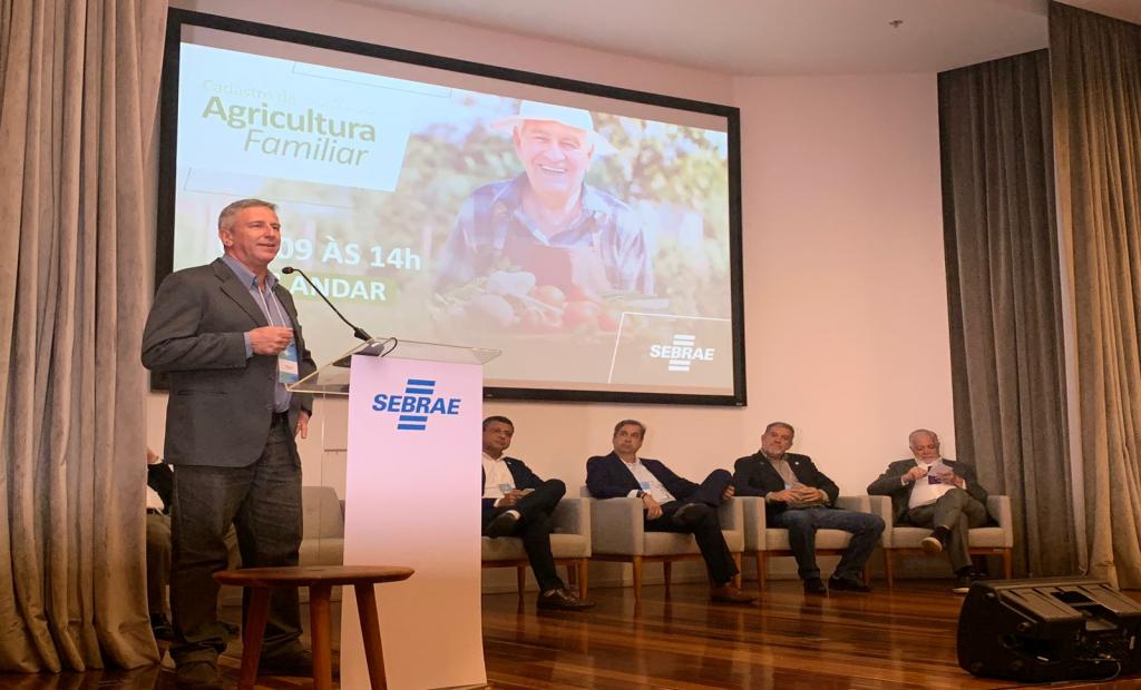 Presidente Marcelo Costa discursa na sede do Sebrae Rio