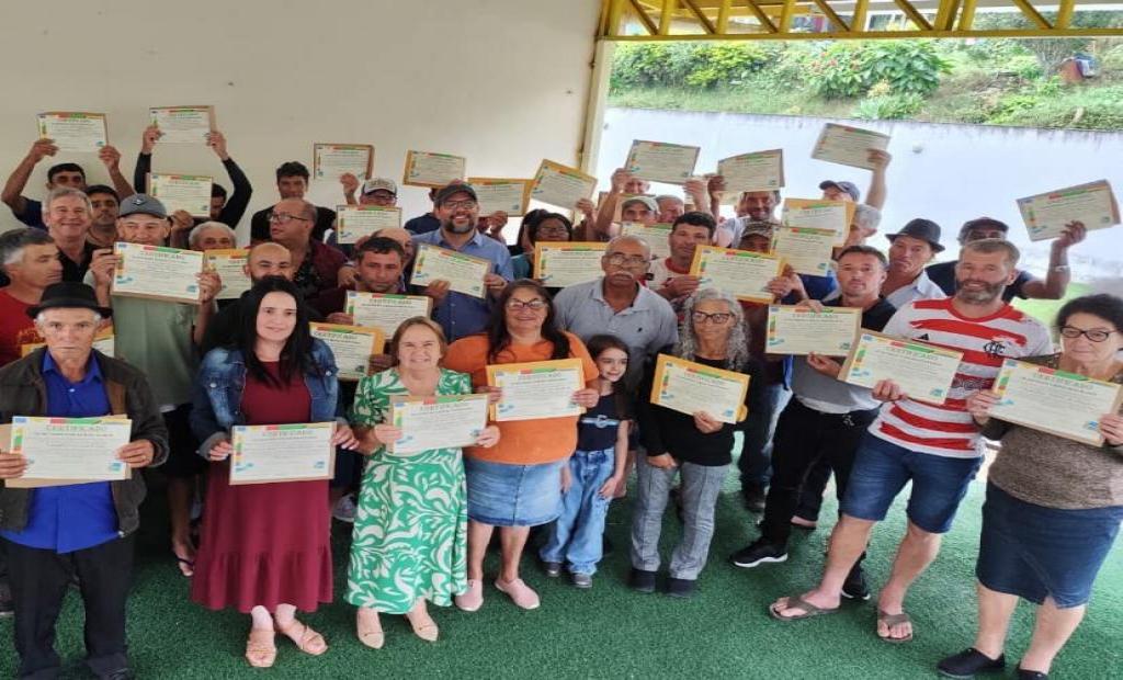 EMATER-RIO participa da entrega de títulos para famílias rurais em Nova Friburgo