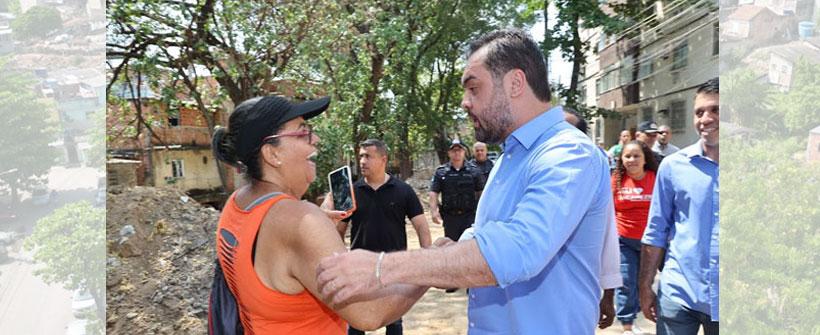 Claudio Castro e morador do Jacarezinho