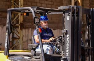 Aula prática de empilhadeira marca início dos cursos do programa Empregos Azuis