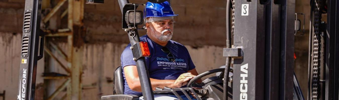 Aula prática de empilhadeira marca início dos cursos do programa Empregos Azuis