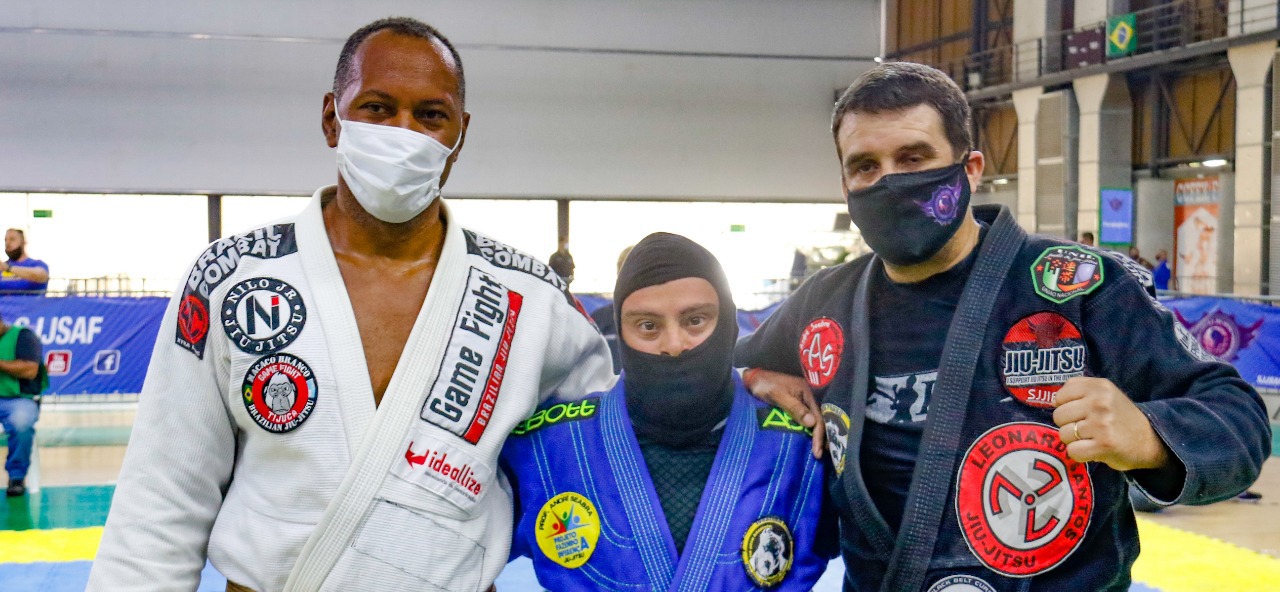 Atleta com síndrome faz sua estreia na faixa preta em campeonato de jiu-jitsu no Rio