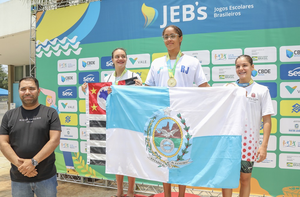 Secretário alessandro carracena no podio da natação