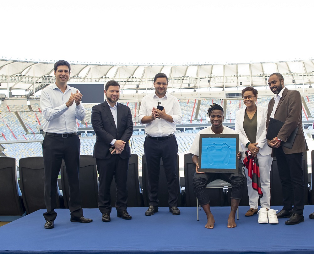 Vini Jr recebe homenagem no Maracanã