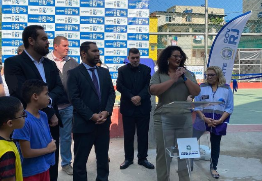 Comunidade da Muzema recebe quadra esportiva pelo programa Cidade Integrada