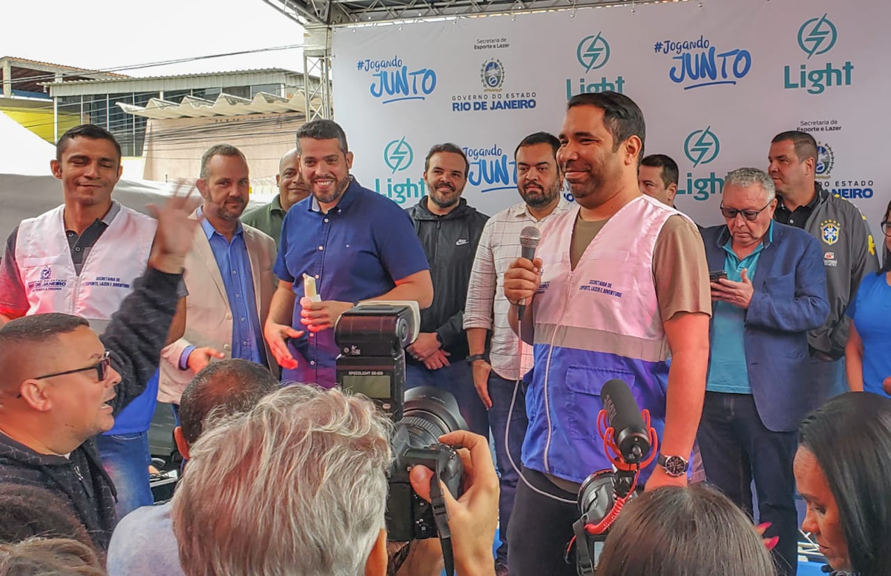 Alessandro Carracena discursa em inauguração de quadra em Anchieta