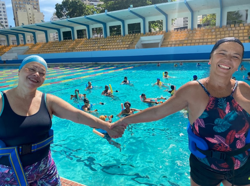 Alunas na aula de natação no Caio Martins