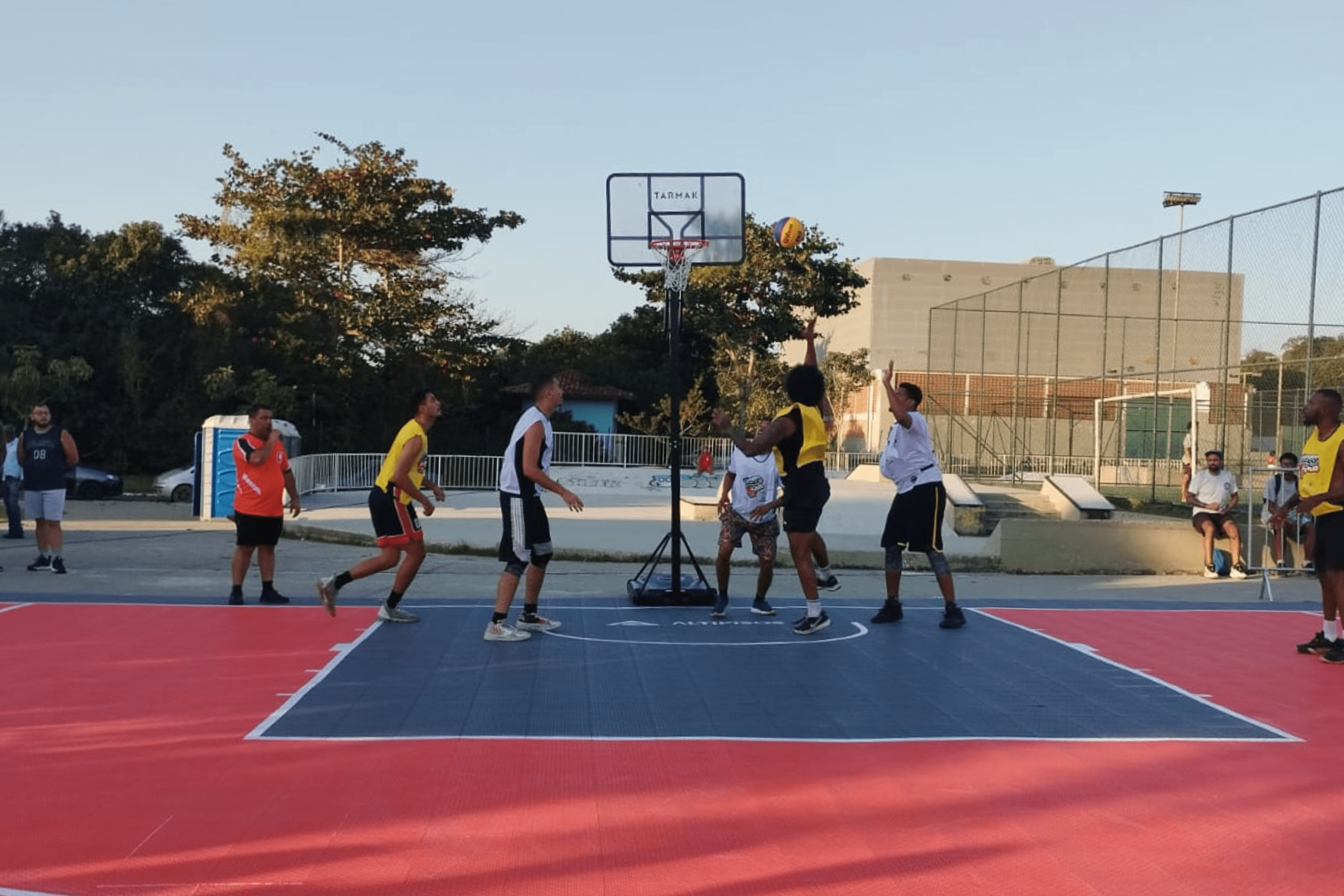 Búzios recebe quadra de basquete neste domingo com apoio do Governo do Rio