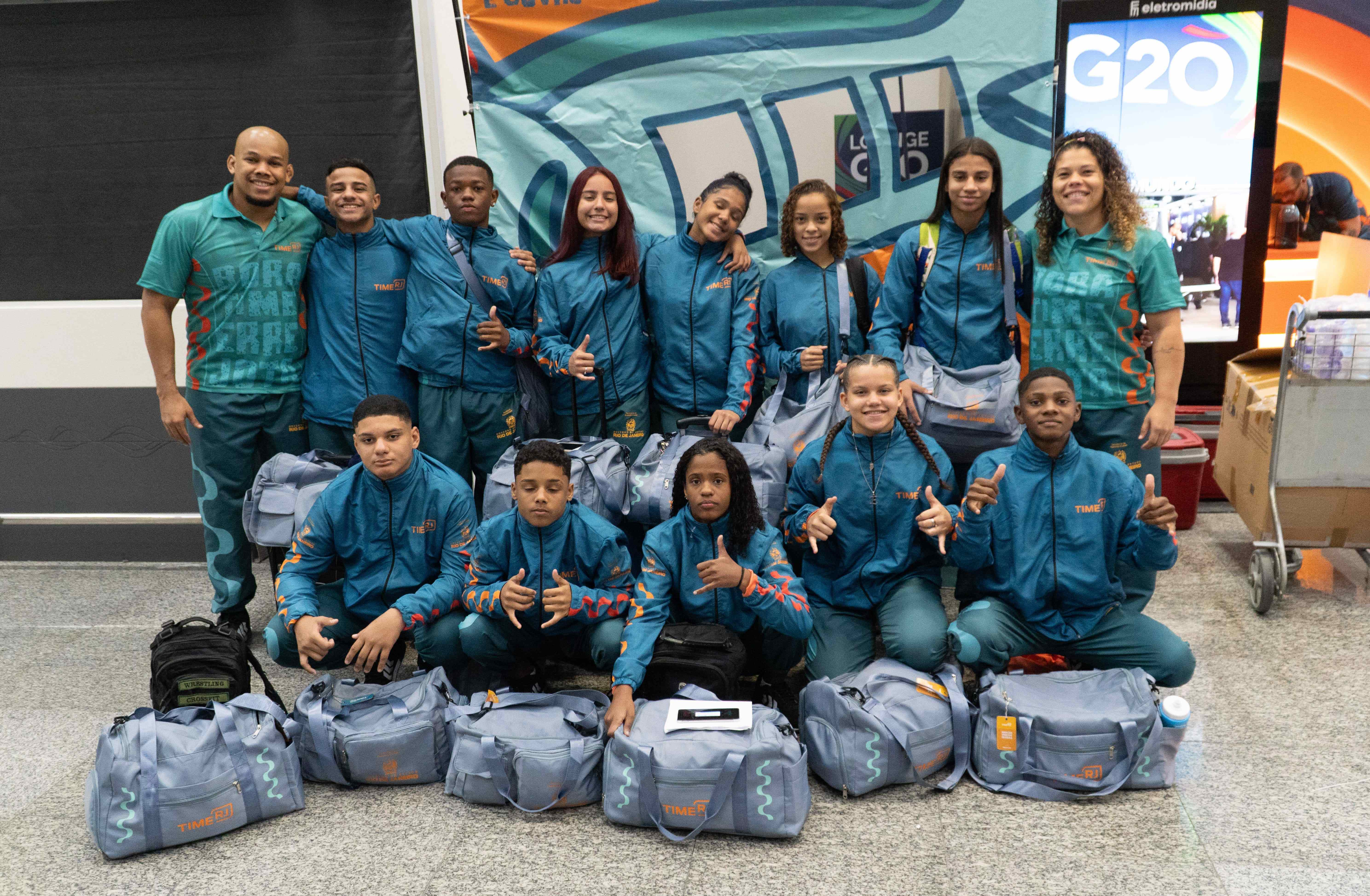 É hora de torcer: Governo do Estado embarca mais de 200 estudantes-atletas para representar o RJ na maior competição de desporto escolar do país