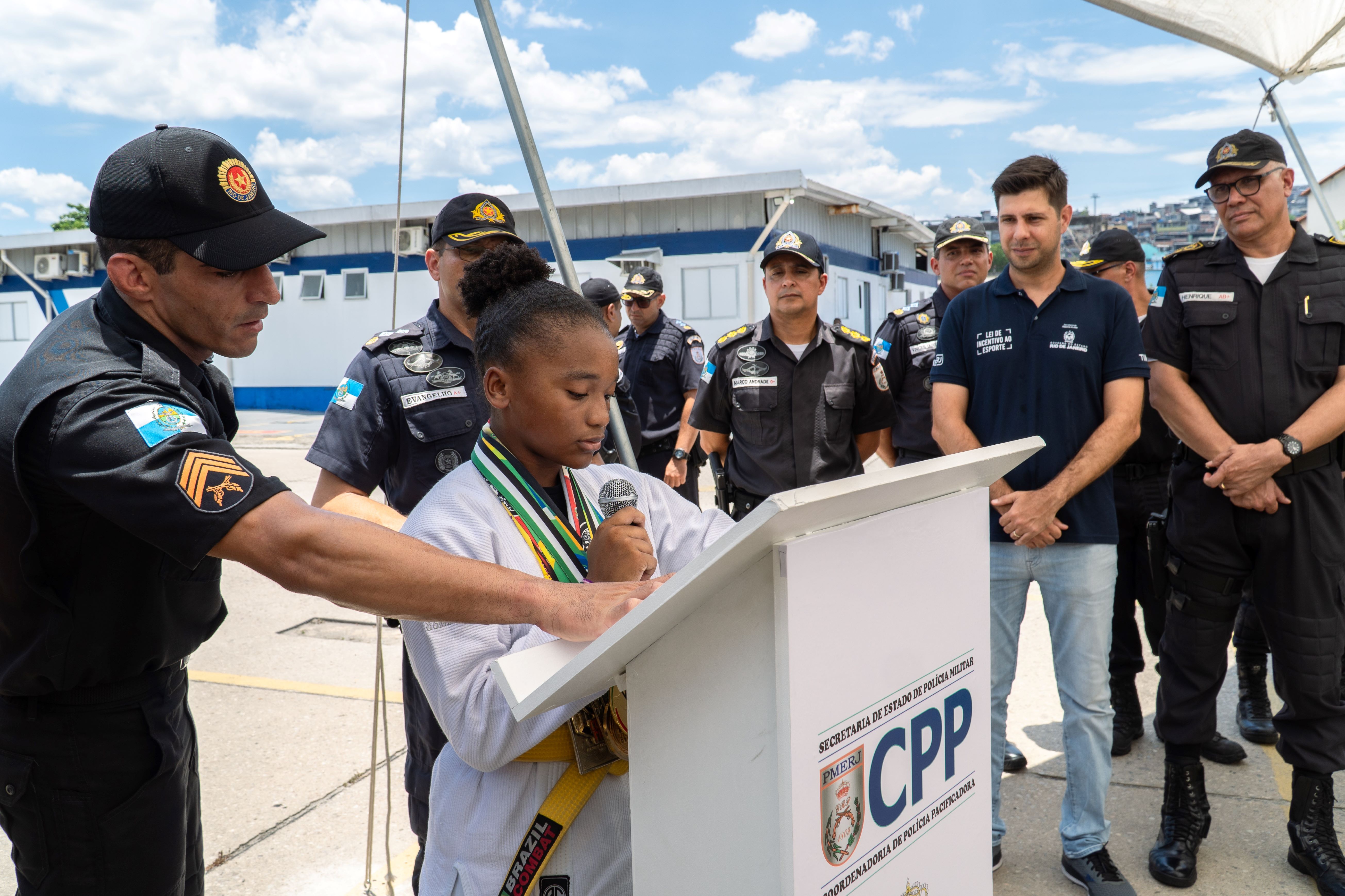 Governo do Rio entrega mais de 300 quimonos para alunos do projeto Geração UPP