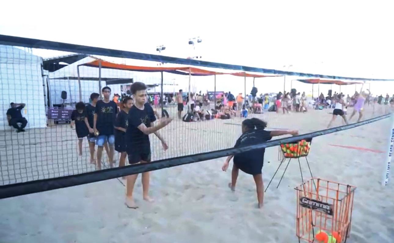 Projeto social oferece aulas gratuitas de Beach Tennis em 6 municípios do RJ, promovendo inclusão e oportunidades