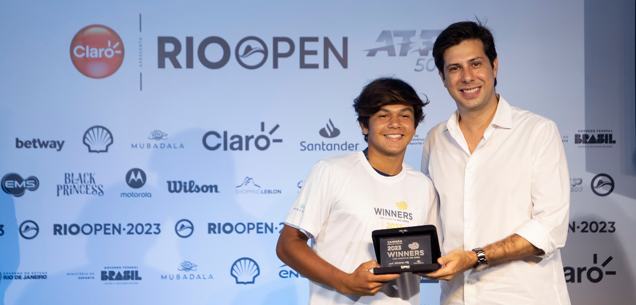 Secretário Rafael Picciani entregando troféu Winners para campeão no Rio Open 2023