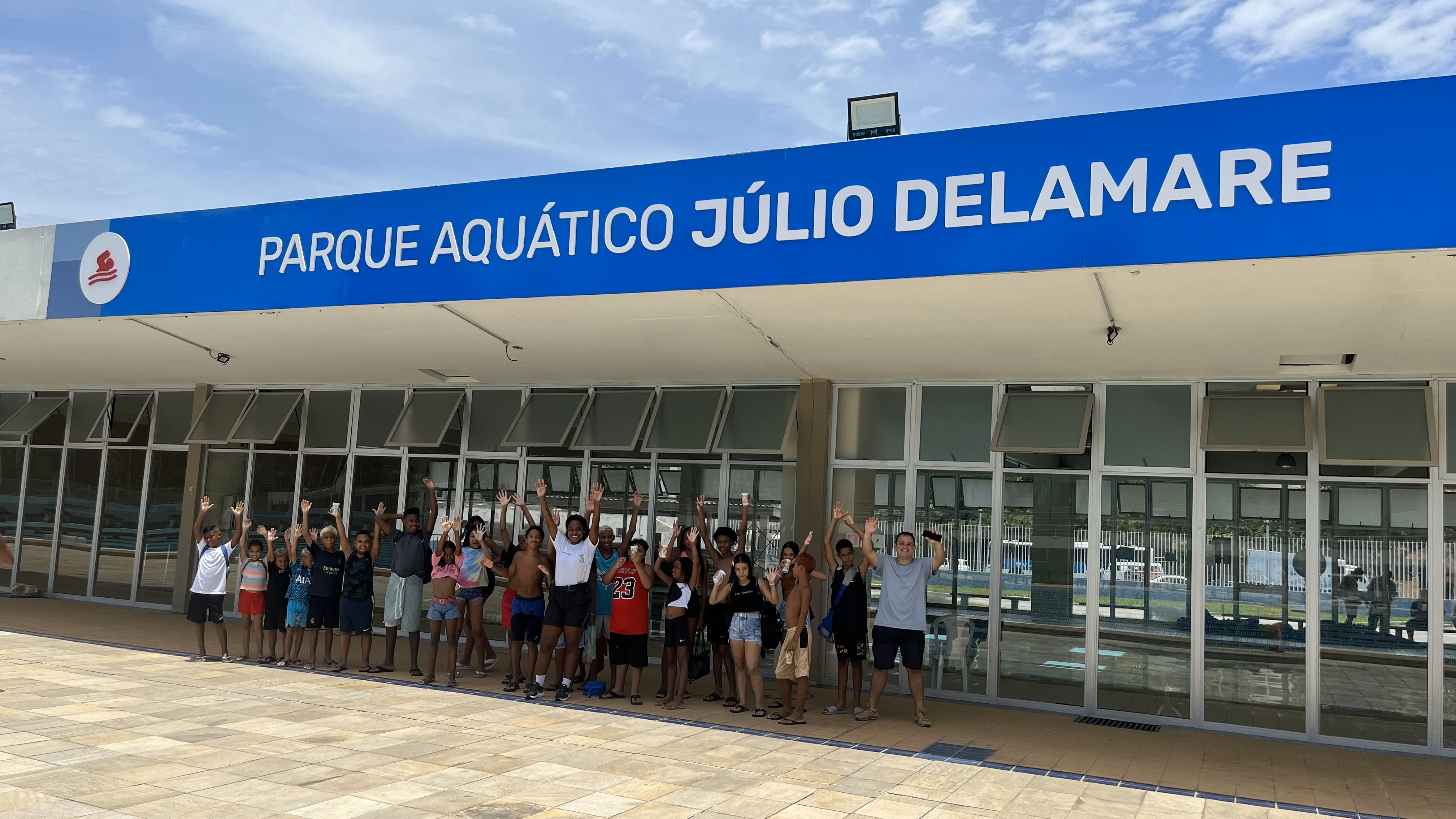 Crianças do Projeto Geração UPP têm dia de férias no Parque Aquático Júlio Delamare
