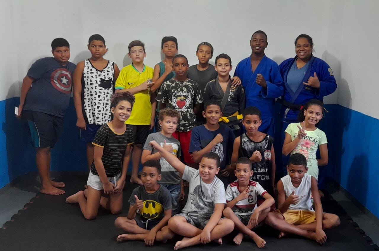 Projeto social em Bangu recebe novos quimonos para reforço nas aulas de jiu-jitsu