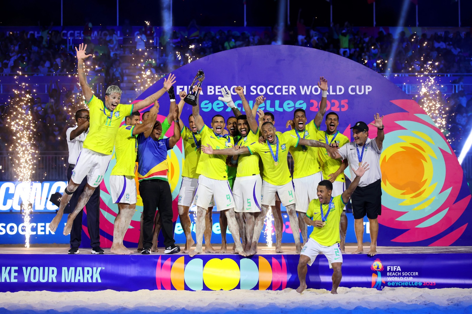 Dois jogadores apoiados pelo Bolsa Atleta RJ estão entre os heptacampeões mundiais de Beach Soccer